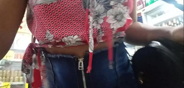 no mercado encontrei uma ninfetinha sem calcinha logo ofereci carona e concegui foder a bucetinha gostosa da negrinha